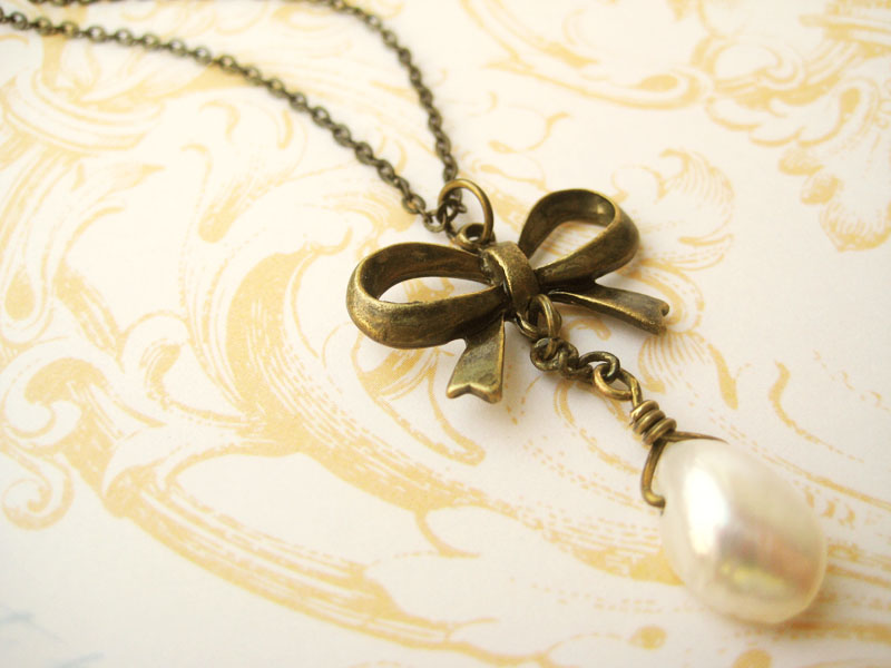 Necklace With Brass Bow And Freshwater Pearl - A Little Romance